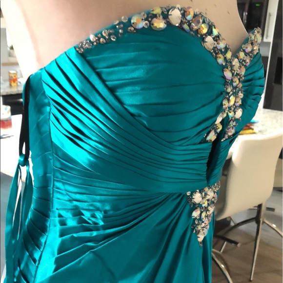 Satin gathered bodice with train - Picture 3 of 15